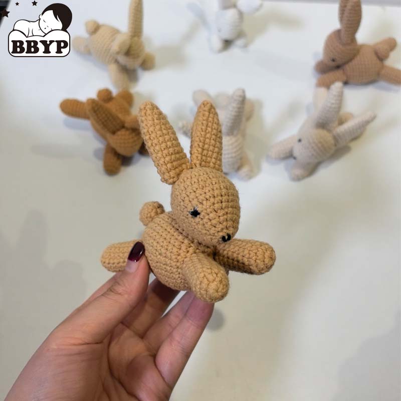 Baby Nursery Home - 1個のかわいい編みぐるみウサギの飾り、ベビーベッドモバイル＆保育園の壁掛け編みぐるみウサギ、ホームデコDIYギフト